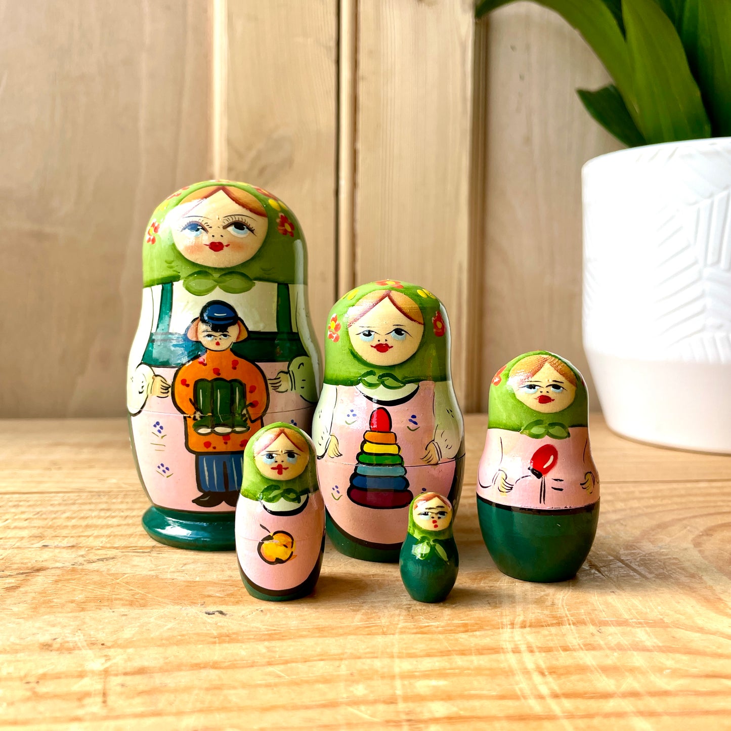 Vintage Matryoshka Nesting Dolls - Set of 5