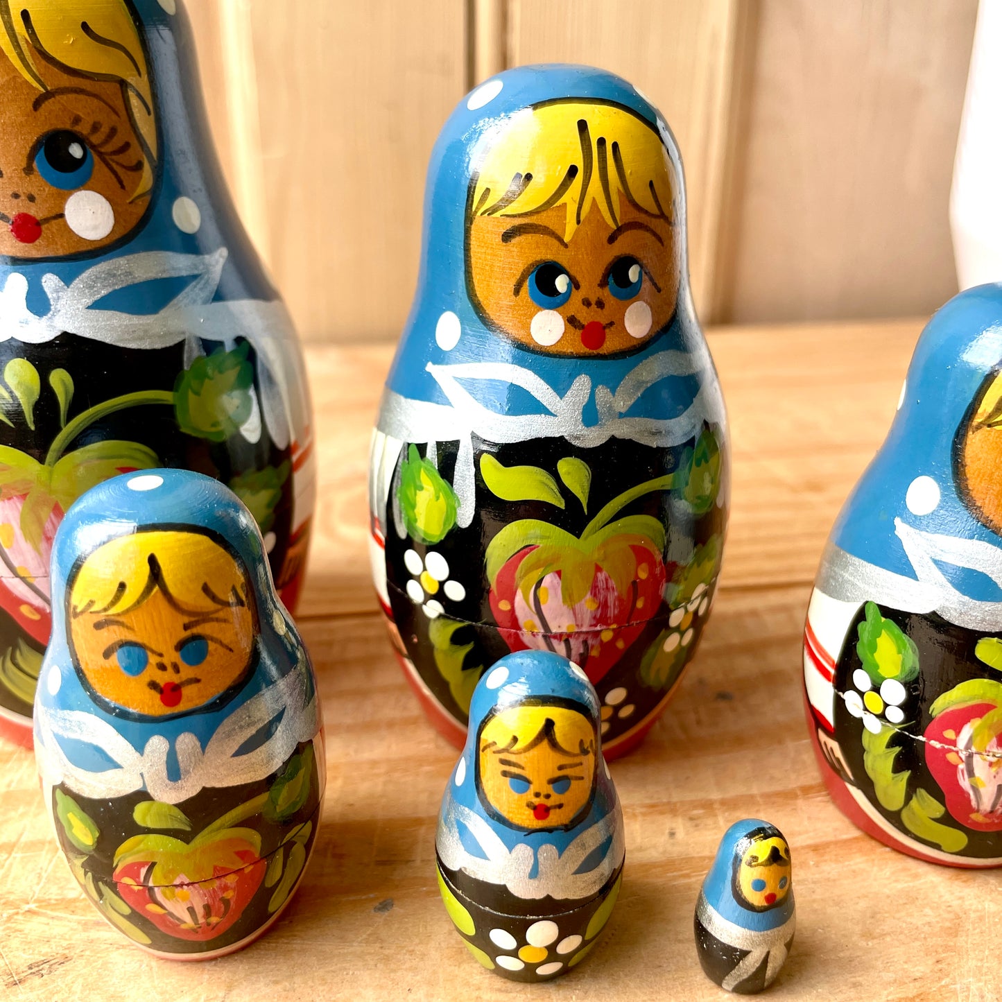 Vintage Matryoshka Nesting Dolls - Set of 6