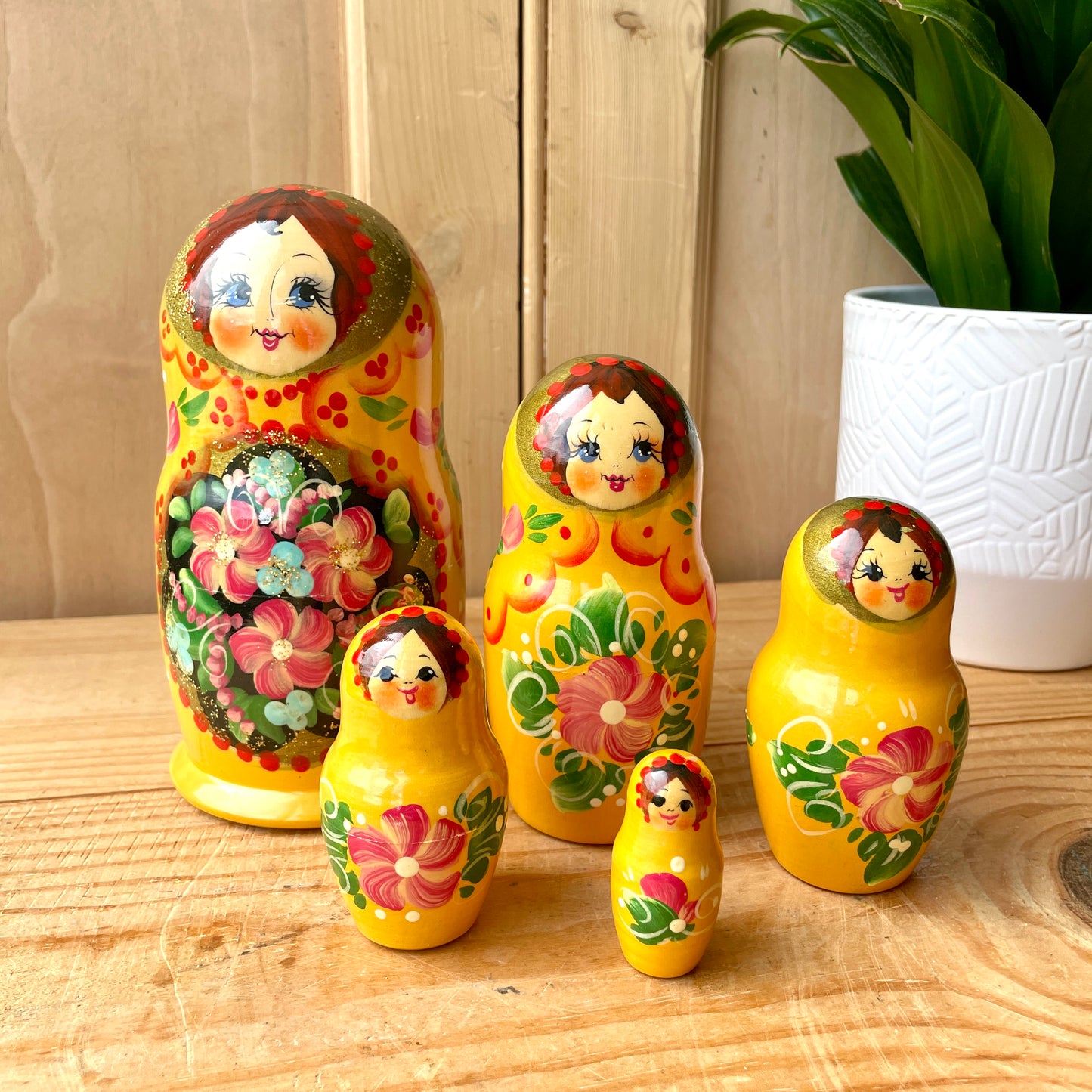 Vintage Matryoshka Nesting Dolls - Set of 5