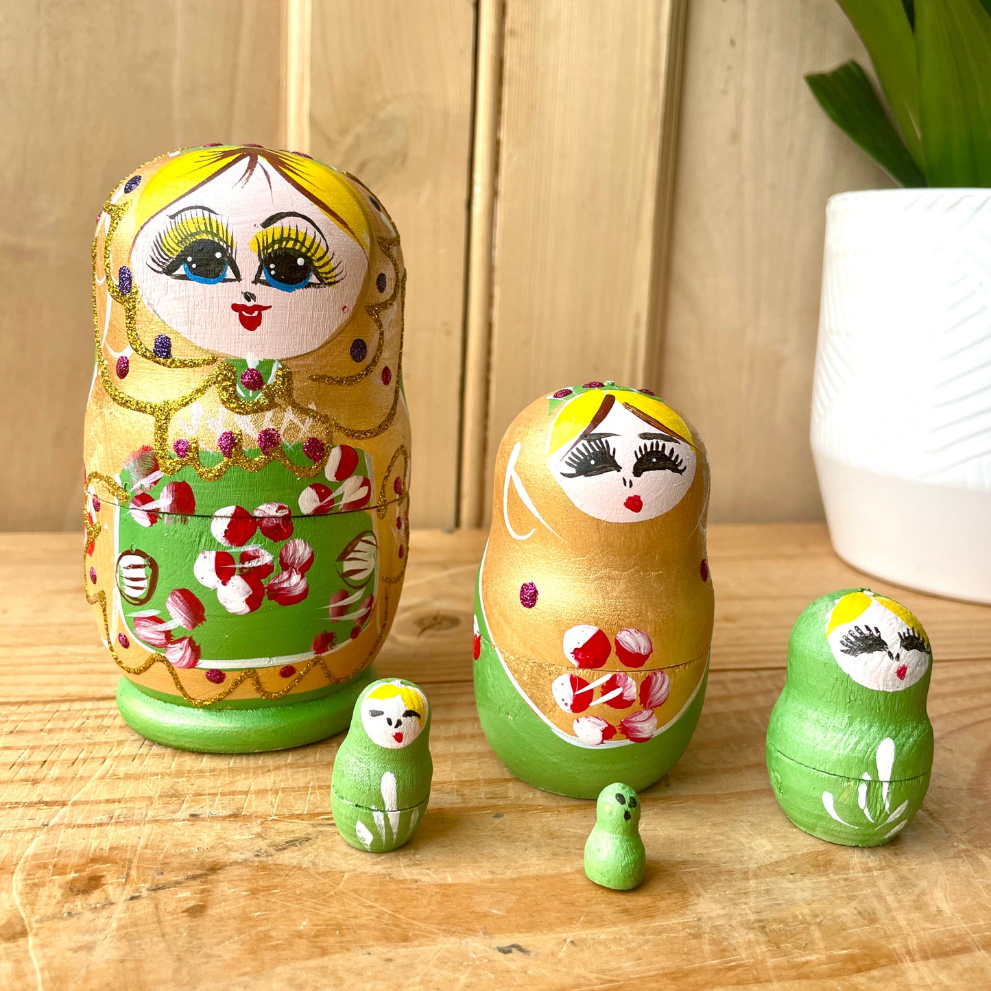 Vintage Matryoshka Nesting Dolls - Set of 5